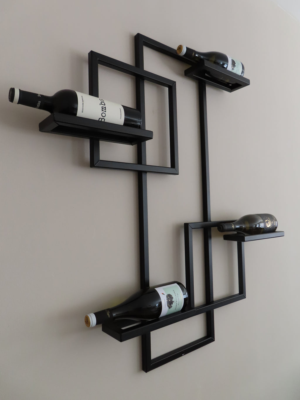 SteelVino ‘Mares’ — Handgemaakt Kunstwerk van Staal voor Uw Wijncollectie