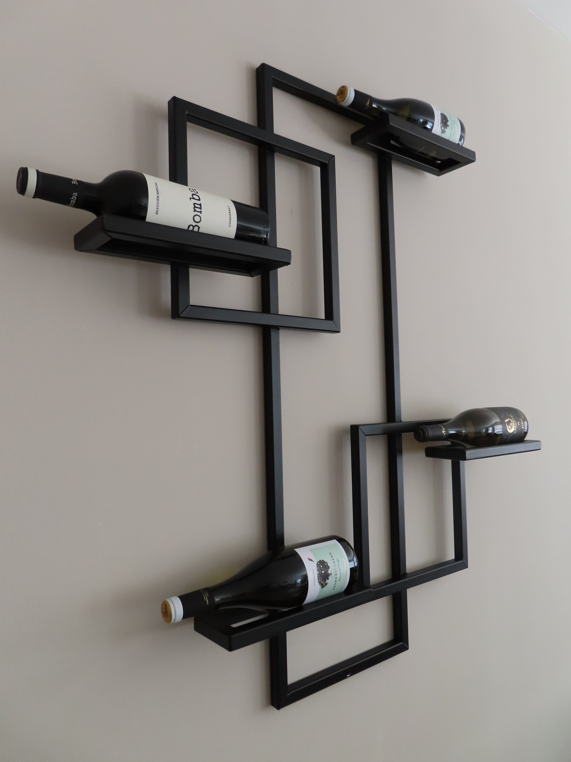 SteelVino ‘Mares’ — Handgemaakt Kunstwerk van Staal voor Uw Wijncollectie