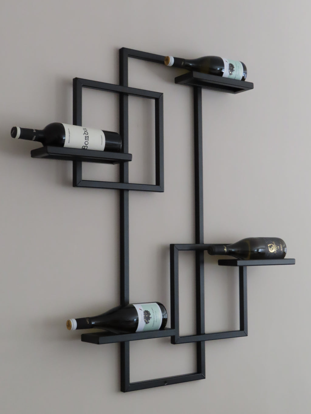 SteelVino ‘Mares’ — Handgemaakt Kunstwerk van Staal voor Uw Wijncollectie