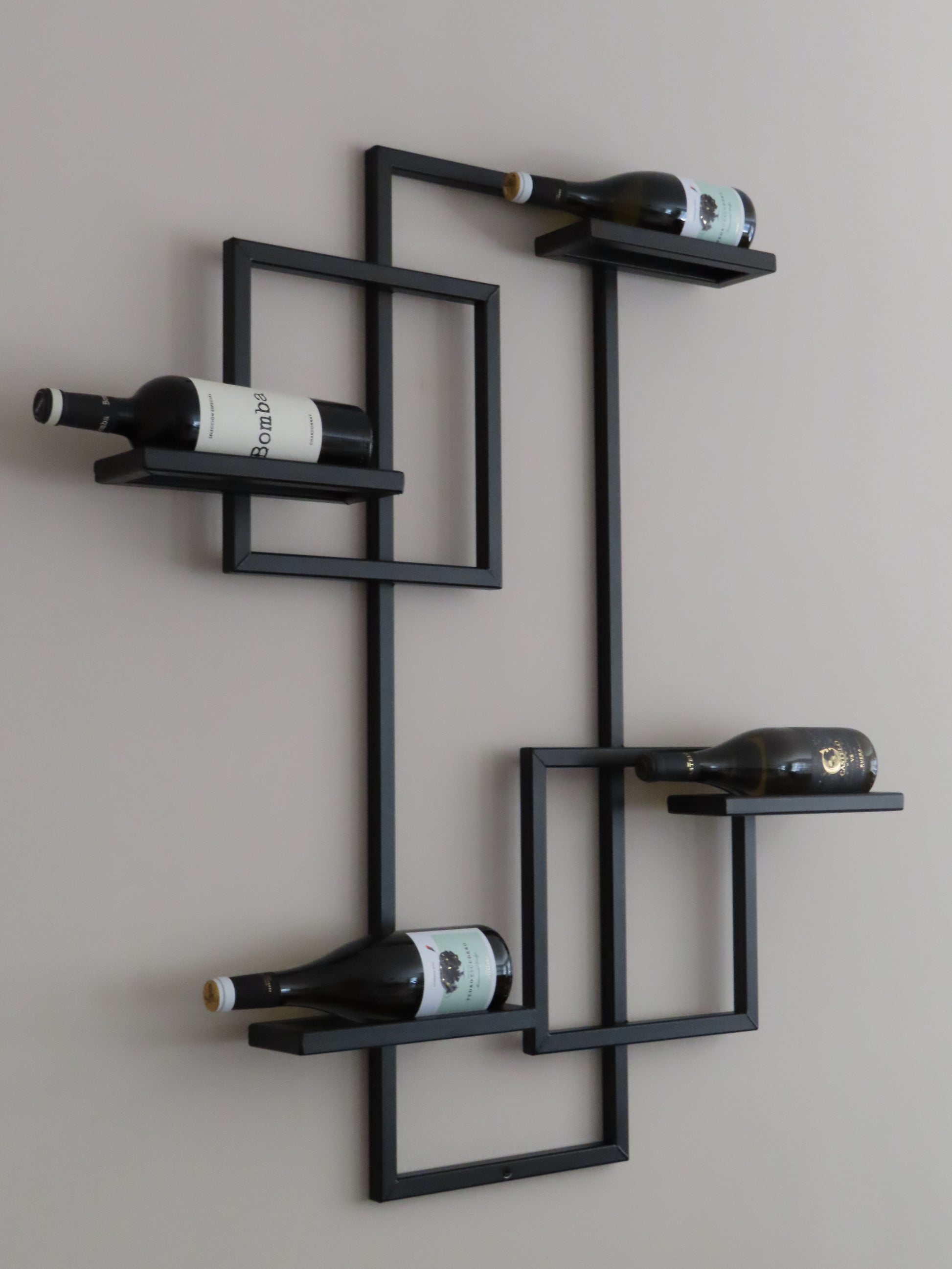 SteelVino ‘Mares’ — Handgemaakt Kunstwerk van Staal voor Uw Wijncollectie