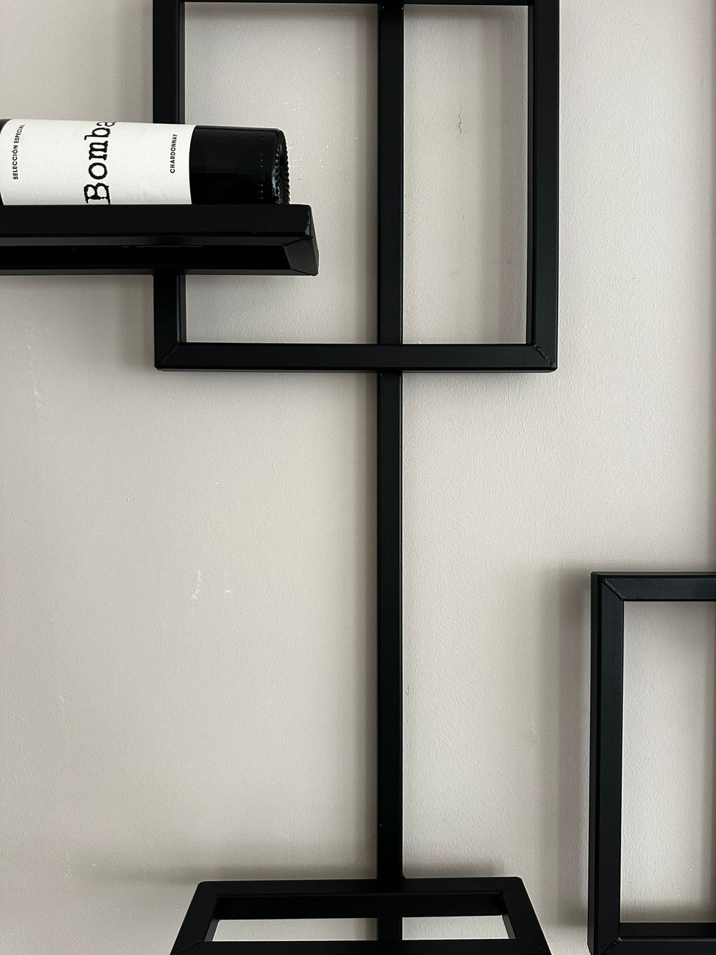 SteelVino ‘Mares’ — Handgemaakt Kunstwerk van Staal voor Uw Wijncollectie