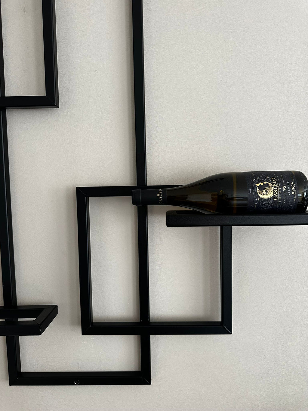 SteelVino ‘Mares’ — Handgemaakt Kunstwerk van Staal voor Uw Wijncollectie